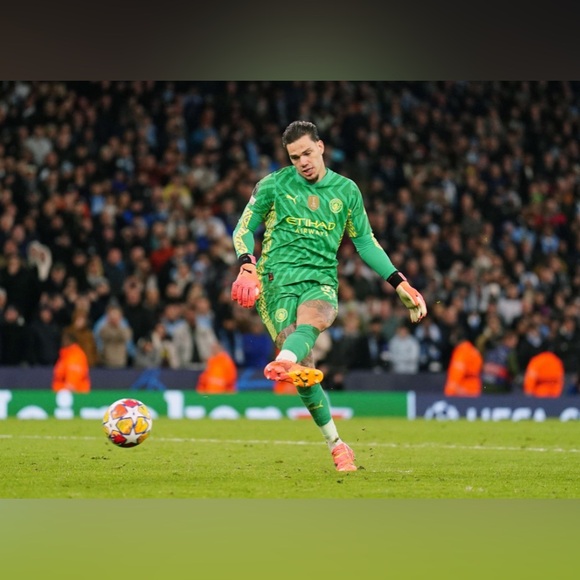 Puma Authentic Manchester City Goalkeeper Green Soccer Shorts Men’s Sz: L - Picture 2 of 7